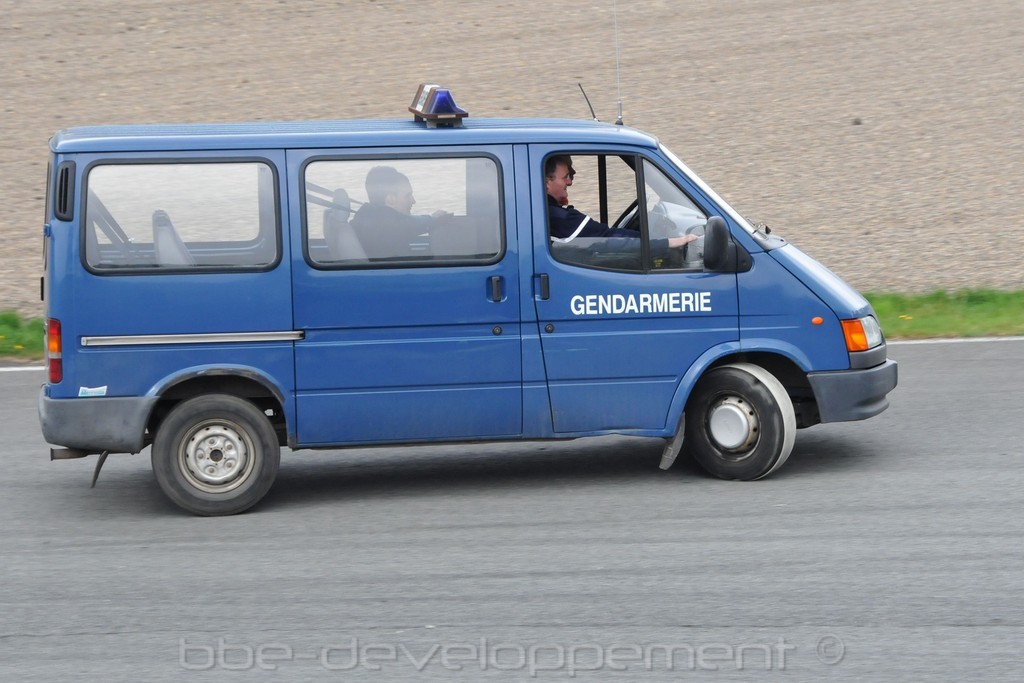 Ford Transit gendarmerie sous virage